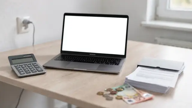 Schreibtisch mit Unterlagen und Laptop zum Thema ERP-Gründerkredit der KfW