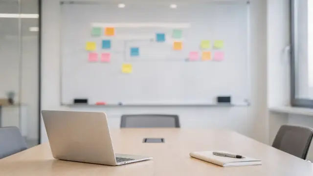 Gründerin bespricht Führungsfehler im Startup-Büro an Whiteboard und Laptop.