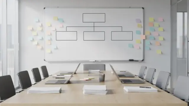 Teamstrukturen aufbauen: Whiteboard mit Organigramm und Unterlagen im modernen Besprechungsraum